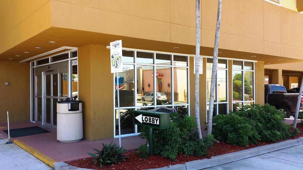 Cocoa Beach Suites Hotel Exterior photo